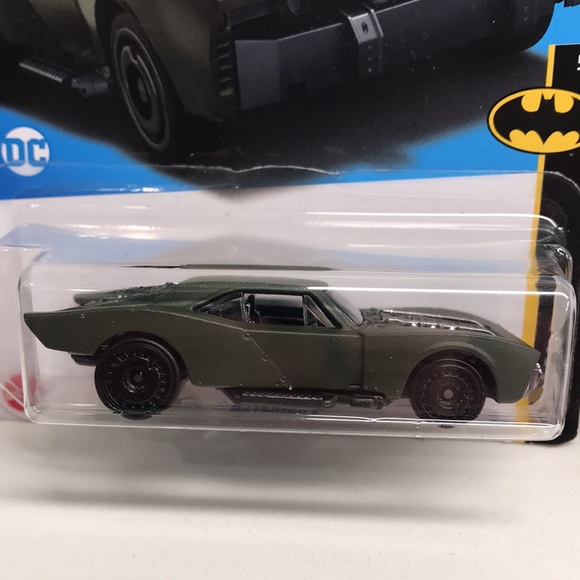 Hot Wheels 2 Car Bundle Batmobile & Aston Martin V12 Speedster New Sealed - Picture 5 of 8